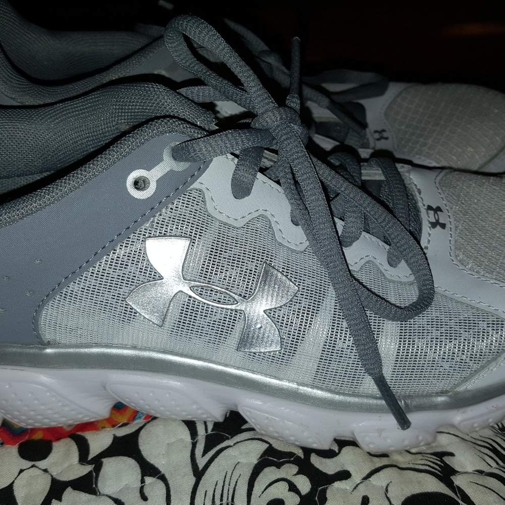 Tennis shoes